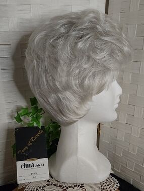 👉*NWT* TESS BY TONY OF BEVERLY ~#60 NATURAL WHITE ~BANGS, SHORT LAYER, EASYCARE